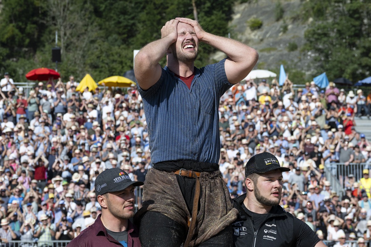 Fabian Staudenmann feiert seinen Sieg gegen Samuel Giger im Schlussgang beim Bernisch-Kantonalen Schwingfest, am Sonntag, 11. August 2024, In Burgdorf. (KEYSTONE/Peter Schneider)
