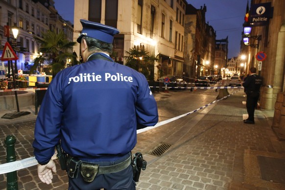 epa07178706 A policeman on duty in front of Brussels&#039; police station, Belgium, 20 November 2018. Early morning A policeman belonging to the Brussels-Capital-Ixelles area police was the victim of  ...