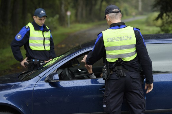 Grenzwaechter kontrollieren einen Figuranten, im Rahmen einer Demonstration von Grenzwacht und Kantonspolizei St. Gallen, am Dienstag, 18. Oktober 2016, am Grenzuebergang Schmitter in Diepoldsau. Im S ...