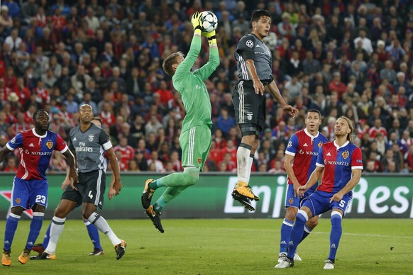 Basel&#039;s goalkeeper Tomas Vaclik, left, secures the ball against Benfica&#039;s Raul Jimenez, during an UEFA Champions League Group stage Group A matchday 2 soccer match between Switzerland&#039;s ...