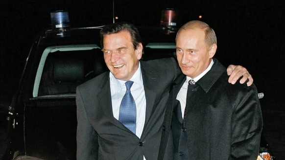 Alte Freunde: Der damalige Bundeskanzler Gerhard Schröder (SPD) 2005 gemeinsam mit dem russischen Präsidenten Wladimir Putin in St. Petersburg.