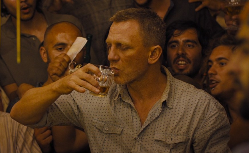 james bond skyfall daniel craig trinken alkohol drinks cocktail skorpion http://i2.wp.com/judao.com.br/wp-content/uploads/2015/11/Skyfall-Leather-Jacket.jpg?resize=1280%2C623