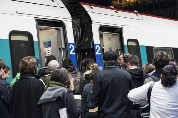 ARCHIV --- ZUR MELDUNG, DASS DIE SBB AB EINER STUNDE VERSPAETUNG PASSAGIERE ENTSCHAEDIGEN SOLLEN, STELLEN WIR IHNEN FOLGENDES BILD ZUR VERFUEGUNG --- Des pendulaires montent a bord d&#039;un train Int ...