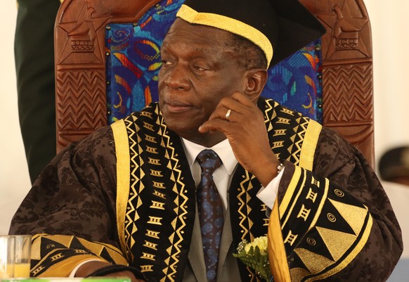 epa06361944 Newly installed Zimbabwean President Emmerson Mnangagwa (R) officiates during a ceremony at the Chinhoyi University of Technology in Chinhoyi, 116 km west of Harare, Zimbabwe, 01 December  ...