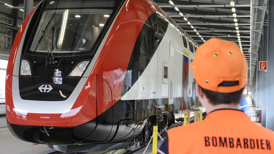 Un ouvrier de Bombardier marche a cote du nouveau train lors de la premiere presentation du nouveau train a deux etages de Bombardier pour les CFF ce lundi 8 juin 2015 a Villeneuve. (KEYSTONE/Jean-Chr ...