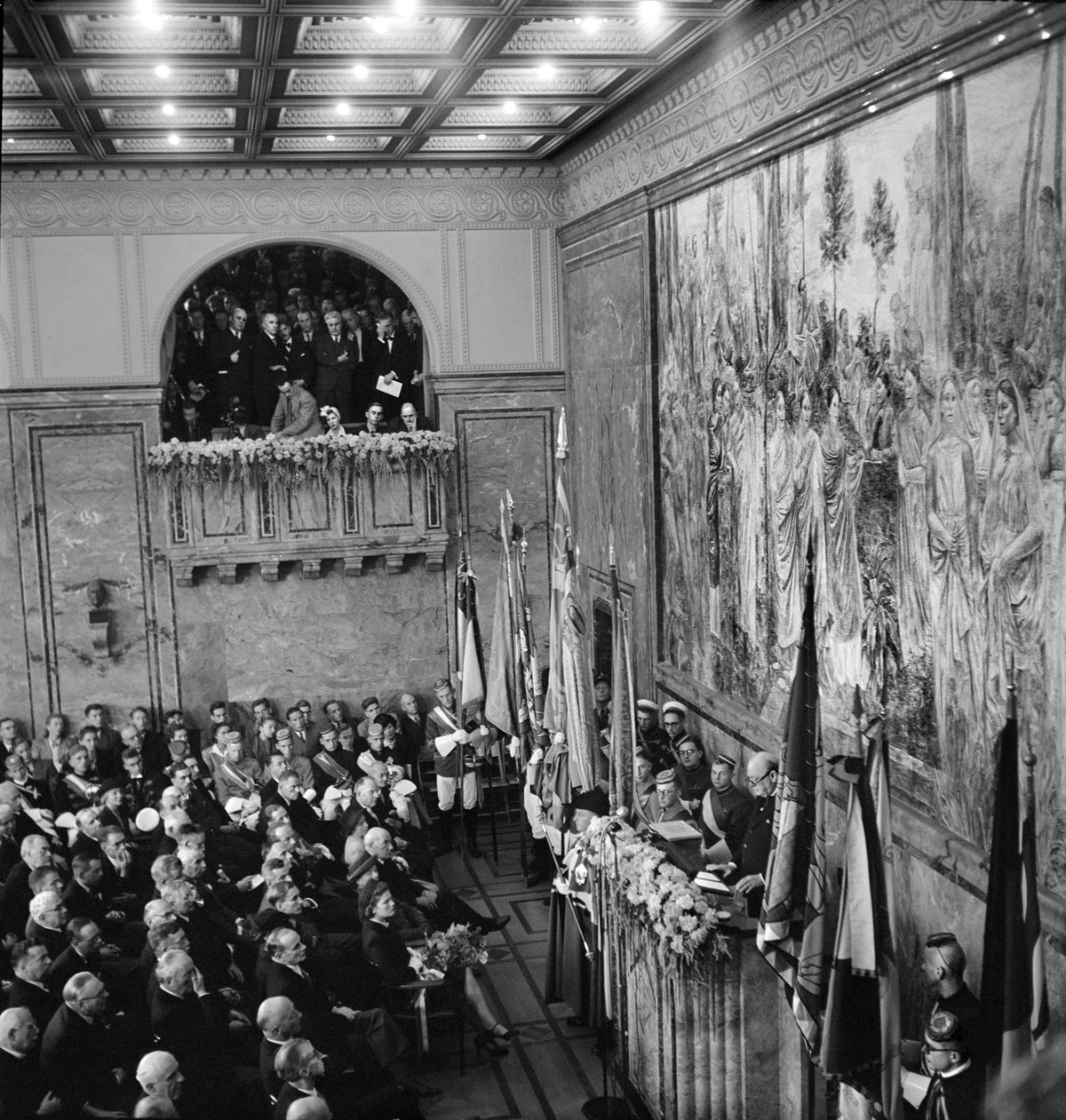 In the auditorium of the university of Zurich, the former Prime Minister of Greatbritain, Winston Churchill, holds a speech on September 19, 1946 in which he calls upon Europe to unite: "Let Euro ...