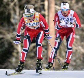 Johaug (vorne) setzte sich in Rennen und Gesamtweltcup vor Björgen durch.