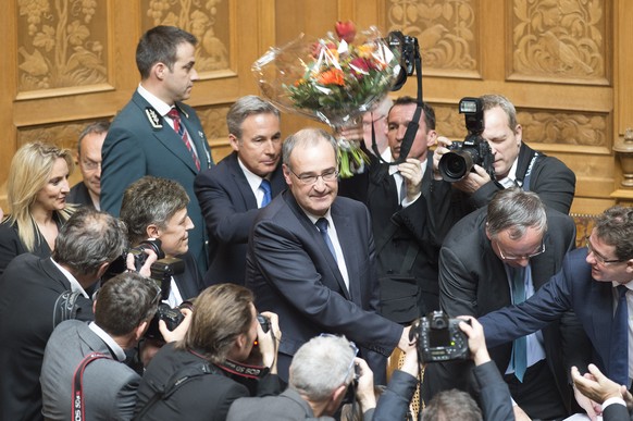 Blumenstrauss und Journalistentraube: SVP-Nationalrat Guy Parmelin nach seiner Wahl in den Bundesrat.