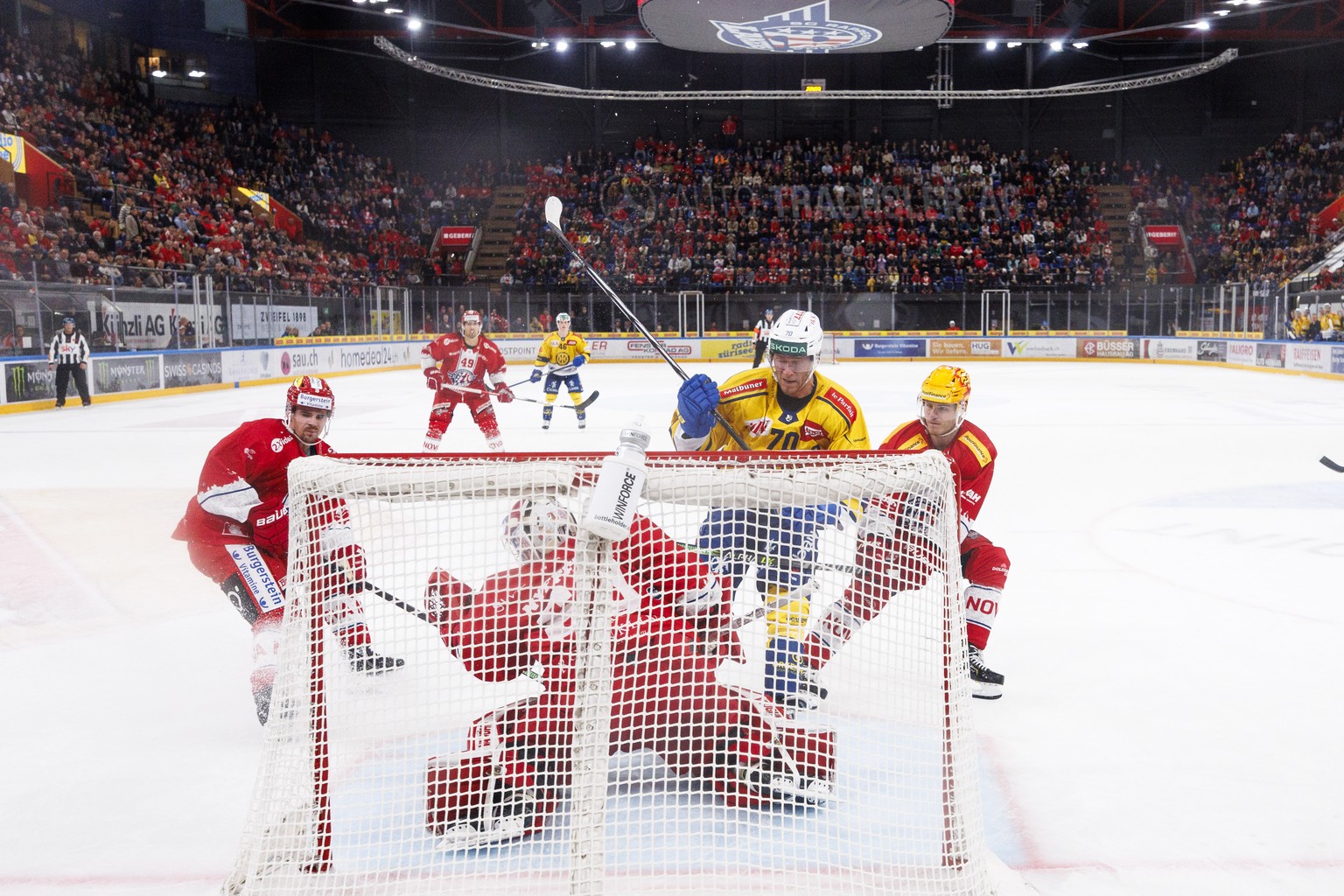 HC Davos Stuermer Enzo Corvi gegen SC Rapperswil-Jona Lakers Verteidiger Emil Djuse (#3), Torhueter Melvin Nyffeler und PostFinance Top Scorer Tyler Moy waehrend dem Eishockey-Meisterschaftsspiel der  ...