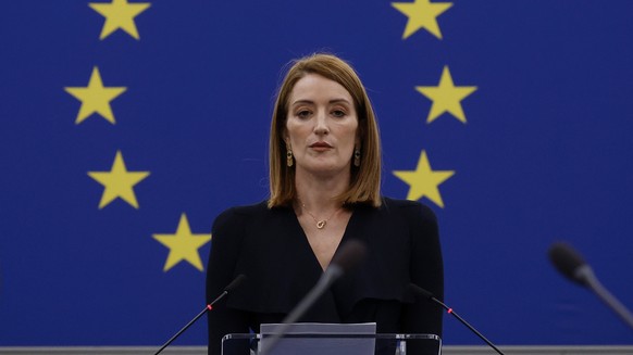KEYPIX - epa12667507 Spain's King Felipe VI (L), European Parliament President Roberta Metsola (C), and Portugal's President Marcelo Rebelo de Sousa (R) pay their respects during a minute of ...