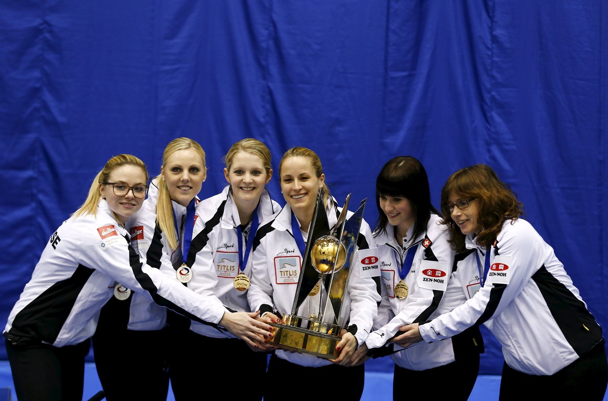 Die Curlerinnen um Coach Mirjam Ott (rechts) mit der Trophäe.