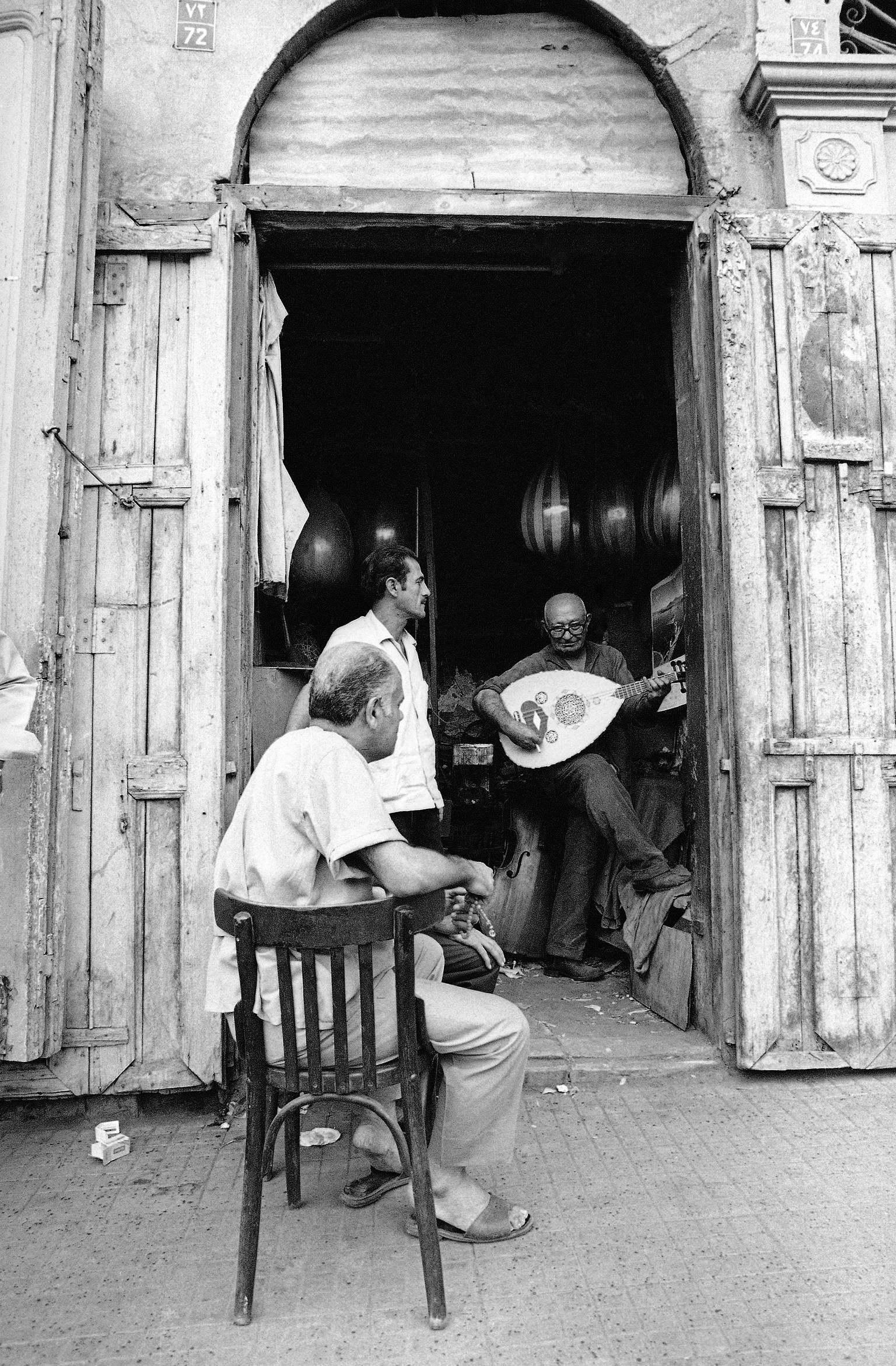 Der bekannte Musikinstrumentebauer Dikran Najarian in seiner Werkstadt in der Altstadt Beiruts (09.11.1971).