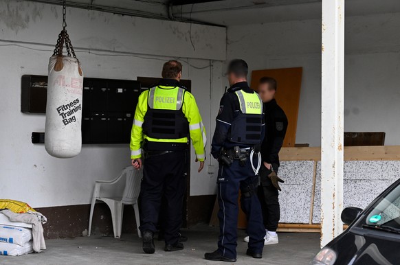 Die Polizei steht vor dem Haus in Remscheid, in dem sie eine grosse Menge Waffen gefunden hat.