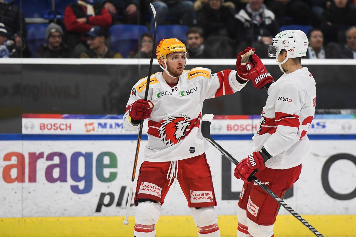 Lausanne's player Robin Kovacs celebrate with Lausanne's player Martin Gernat the 2-3 goal, during the National League regular season game of the Swiss Championship 2022/23 between HC Ambri  ...