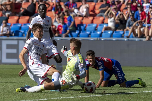 Sions Roberts Uldrikis, links, scheitert gegen Basels Torhueter Jonas Omlin, rechts, im Fussball Meisterschaftsspiel der Super League zwischen dem FC Basel 1893 und dem FC Sion im Stadion St. Jakob-Pa ...