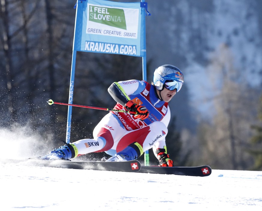 epa09820634 Marco Odermatt of Switzerland clears a gate during the men&#039;s Giant slalom race of the FIS Alpine Skiing World Cup in Kranjska Gora, Slovenia, 13 March 2022. EPA/ANTONIO BAT