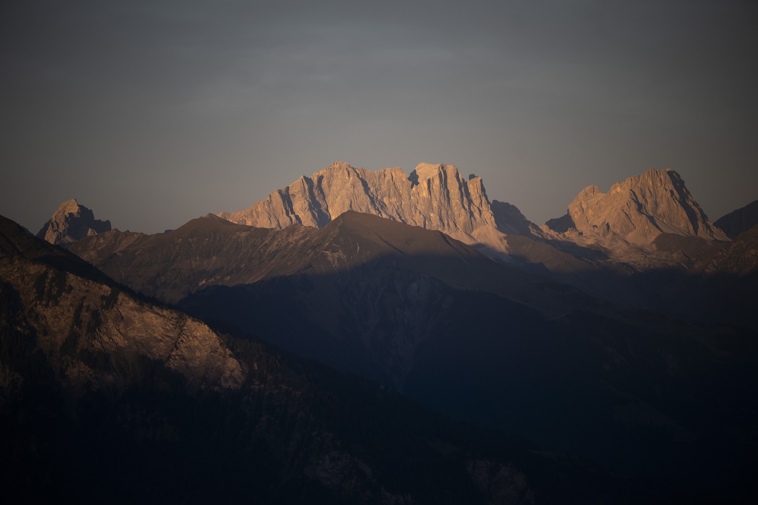 Die Berge Kirchlispitzen, Drusenfluh, Drue Tuerm und Sulzfluh, am Sonntag, 7. September 2025, aufgenommen von der Alp Lasa aus in Valens. (KEYSTONE/Gian Ehrenzeller)