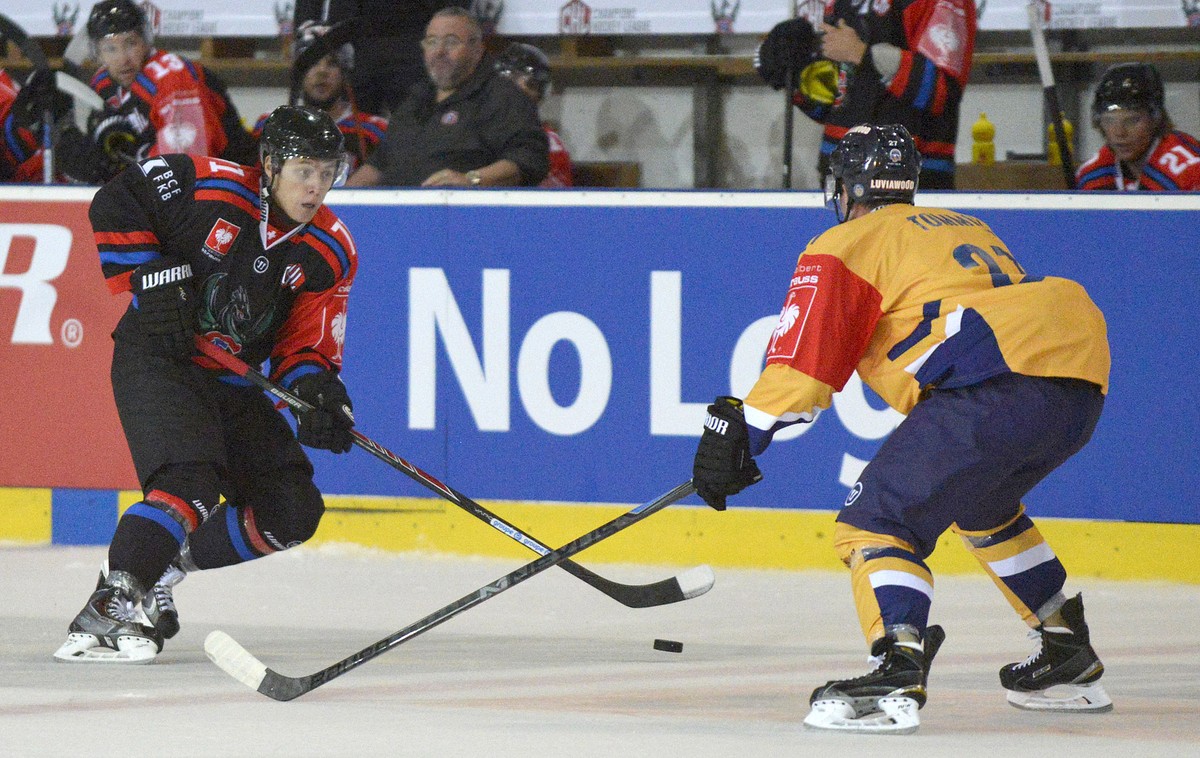 Gotterons Killian Mottet stösst auf Gegenwehr eines Rauma-Spielers.
