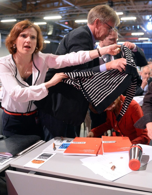 Sahra Wagenknecht und ihr tortenverschmiertes Gesicht werden abgeschirmt.&nbsp;