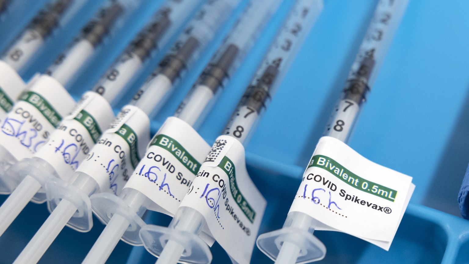 epa10234363 Syringes containing the new Moderna Spikevax mRNA COVID 19 vaccine are prepared for use at the centre of the Geneva University Hospitals (HUG), that opened for the public to get the forth  ...