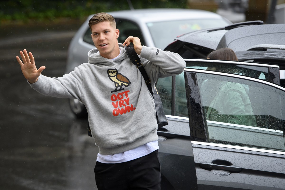 epa09505339 Switzerland national team soccer player Cedric Itten arrives at the team base hotel for the upcoming 2022 FIFA World Cup European Qualifying Group C matches between Switzerland and Norther ...