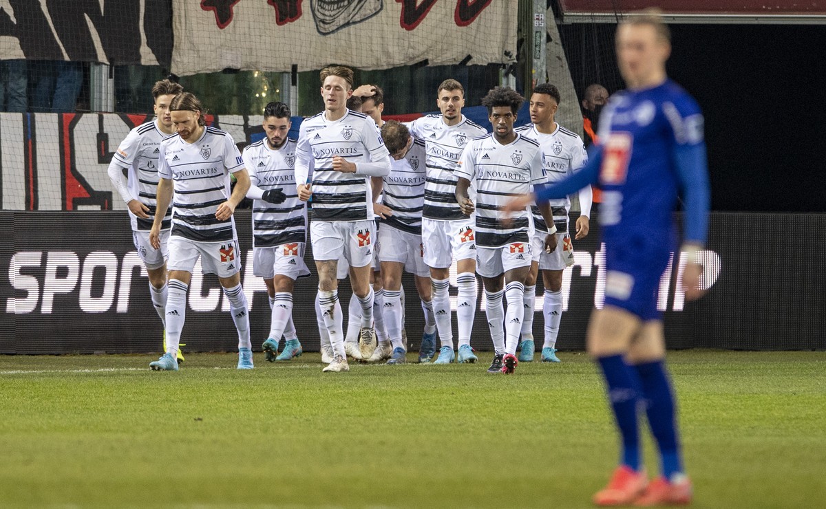 Die Spieler von Basel feiern das Tor zum 0:1 beim Super League Meisterschaftsspiel zwischen dem FC Luzern und dem FC Basel vom Sonntag, 30. Januar 2022 in Luzern. (KEYSTONE/Urs Flueeler)