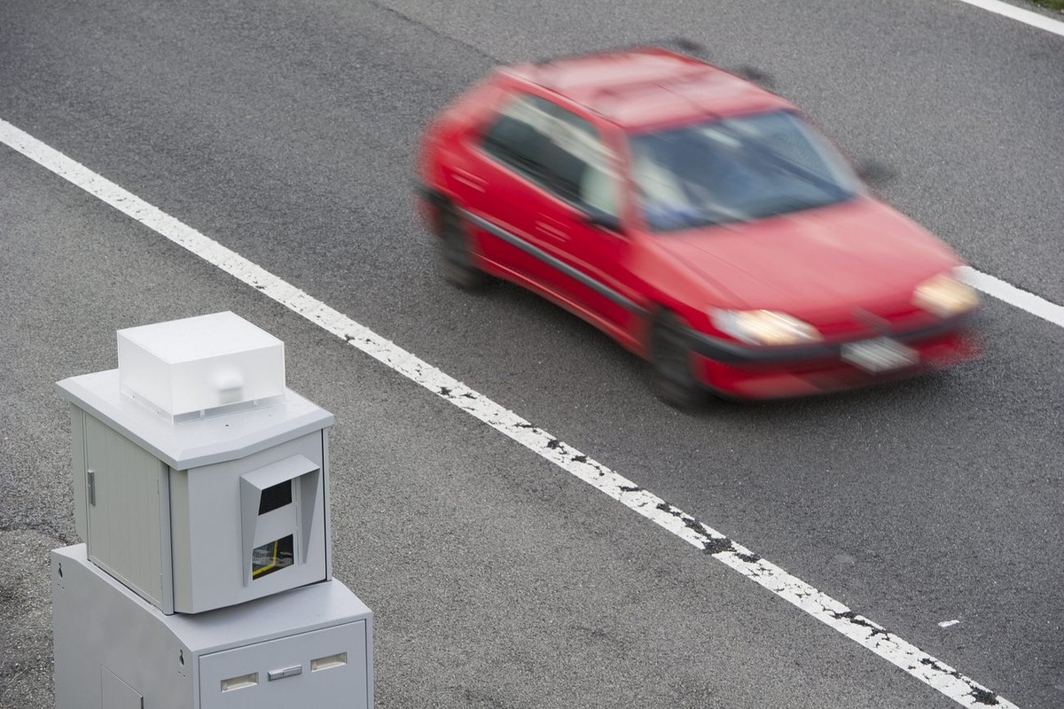 Une voiture passe devant la nouvelle installation de controle de vitesse par troncon (CVT) sur l'autoroute A9 ce vendredi 27 mai 2011 entre Aigle et Bex. Contrairement aux radars habituels, les i ...