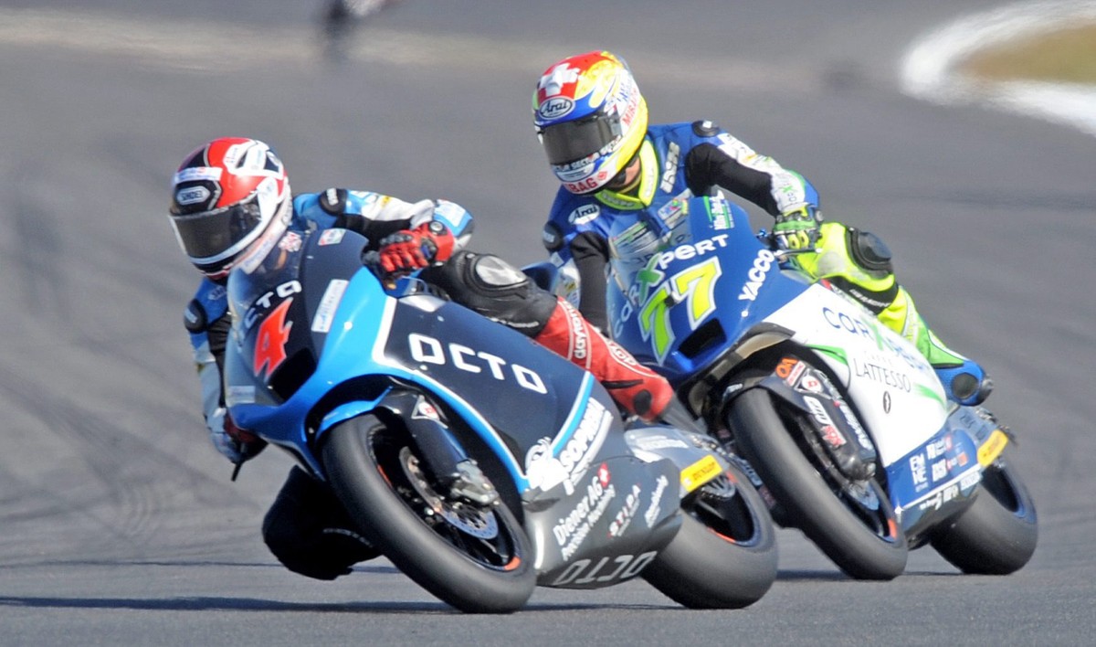 epa04450313 Moto2 Swiss rider Randy Krummenacher of Octo Ioda Racing Team (L) and Swiss rider Dominique Aegerter of Technomag carpert on turn 4 during the second practice session in the lead up to the ...