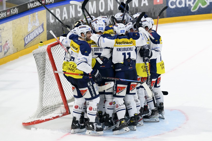 Ambri-Piottas Spieler jubeln nach dem Sieg 2-1, beim Eishockey Meisterschaftsspiel der National League A zwischen den HC Fribourg Gotteron und dem HC Ambri-Piotta, am Samstag, 12. Maerz 2022, in der B ...