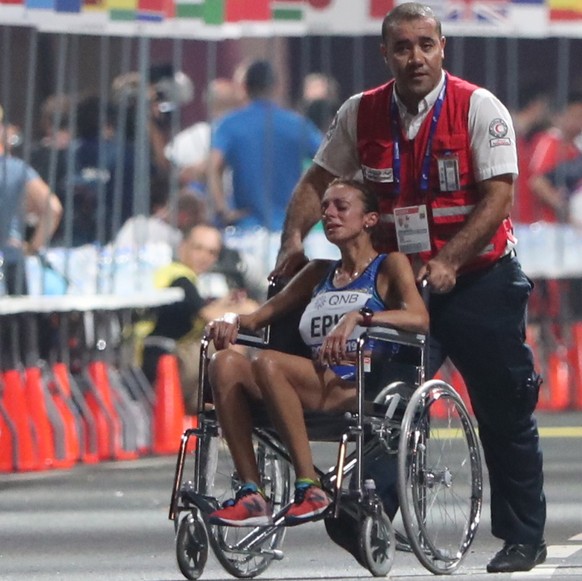 epaselect epa07875426 Giovanna Epis (R) of Italy receives medical attention during the women's Marathon race at the IAAF World Athletics Championships 2019 in Doha, Qatar, 28 September 2019. EPA/ALI H ...