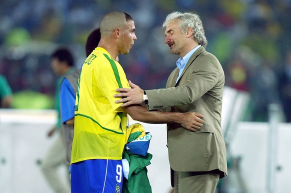 Rudi Völler gratuliert Ronaldo nach dem WM-Final 2002.