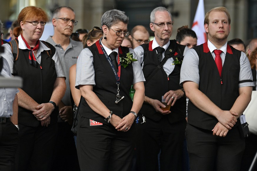 Menschen gedenken dem verstorbenen SBB - Zugbegleiter im Zuercher Hauptbahnhof am Freitag, 9. August 2019, (KEYSTONE/Walter Bieri)