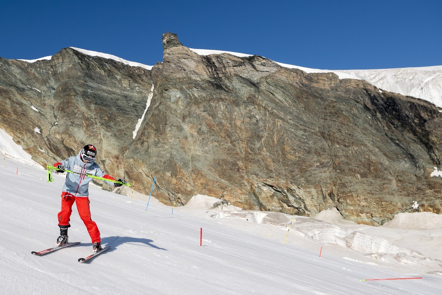 Justin Murisier le skieur suisse de Swiss-Ski en action sur la neige apres une blessure du ligament croise ce jeudi 25 juillet 2019 sur le glacier Allalin a Saas-Fee. (KEYSTONE/Jean-Christophe Bott)