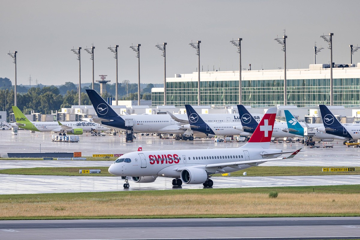Abendlicher Flugbetrieb auf Start- und Landebahn des M�nchner Flughafens, Oberding, 15.07.2025 Ein Airbus A220-300 der Fluggesellschaft Swiss International Air Lines rollt auf dem Vorfeld des Flughafe ...