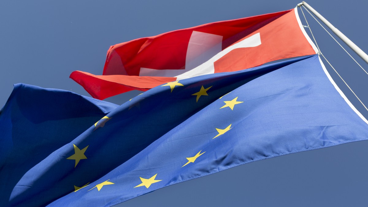 ZUR MELDUNG, DASS DIE SCHWEIZ UND DIE EU HEUTE DAS "KROATIEN-PROTOKOLL" UNTERSCHREIBEN, STELLEN WIR IHNEN AM FREITAG, 4. MAERZ 2016, FOLGENDES ARCHIVBILD ZUR VERFUEGUNG - A hoisted EU and Sw ...