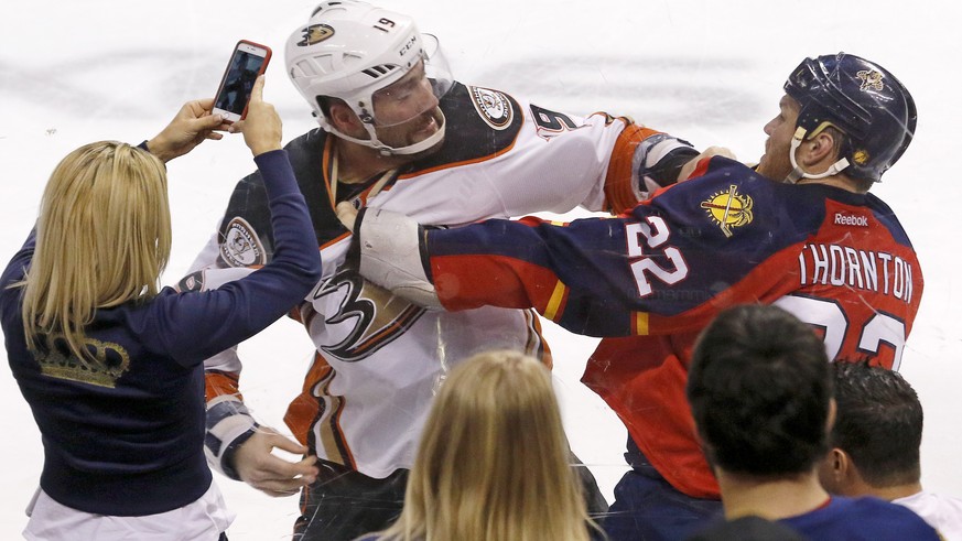 Auch darum gehen die Fans ins Stadion: Shawn Thornton (rechts) prügelt sich mit Patrick Maroon.