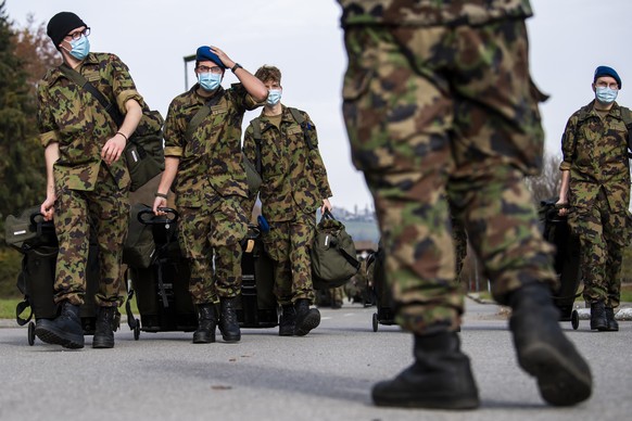 Des soldats de la compagnie sanitaire 1 arrivent lors de la mobilisation afin d&#039;intervenir dans le systeme des soins en Suisse romande lors de la crise du Coronavirus (Covid-19) le dimanche 8 nov ...