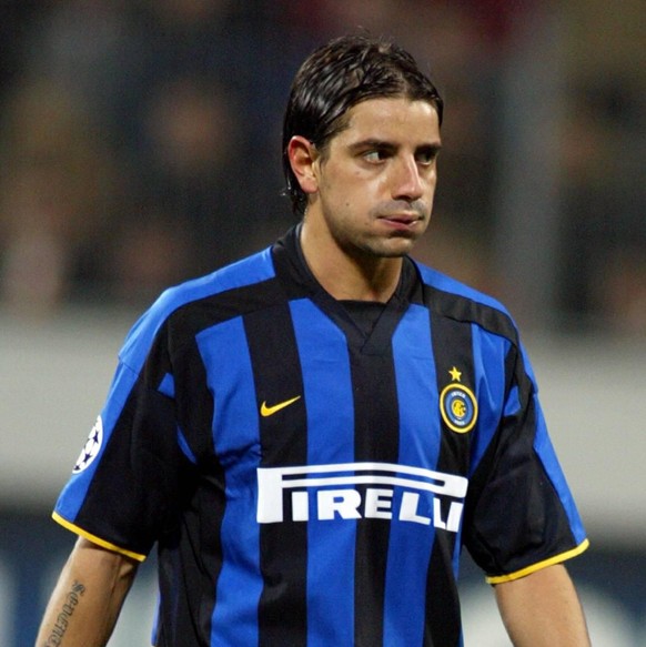 Bildnummer: 00772367 Datum: 19.03.2003 Copyright: imago/Chai v.d. Laage
Francesco Coco (Inter); Vdig, hoch, close Champions League 2002/2003, Leverkusen - Internazionale Mailand 0:2 Leverkusen Fu