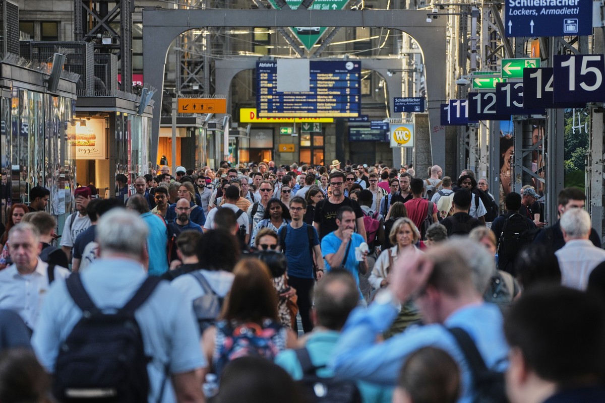Passengers are on the move in the central train station in Frankfurt, Germany, Wednesday, June 24, 2026, following the nationwide service disruption on the Deutsche Bahn network. (AP Photo/Michael Pro ...