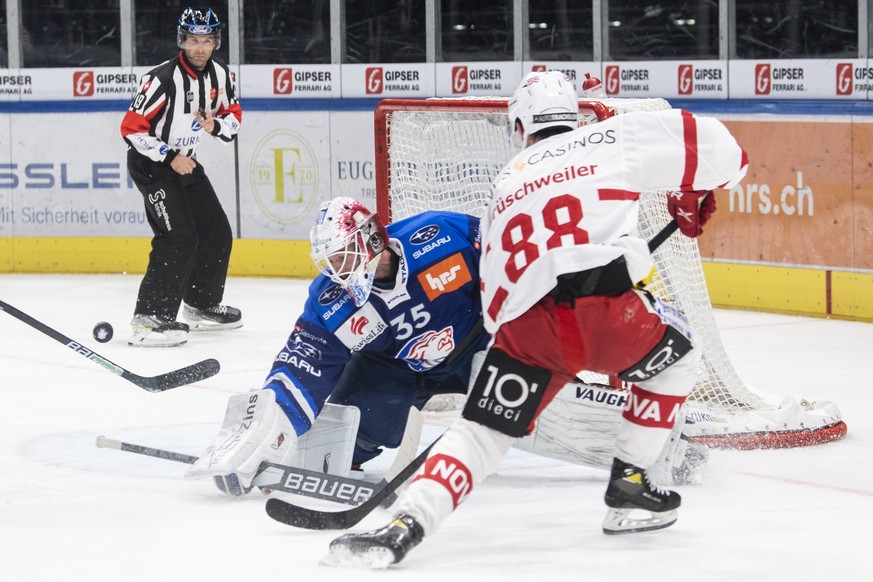 Zuerichs Torhueter Ludovic Waeber, links, kaempft um den Puck gegen SC Rapperswil-Jona Lakers Yannick Brueschweiler, rechts, im Eishockeyspiel der National League zwischen den ZSC Lions und SC Rappers ...