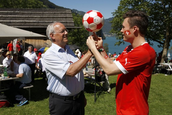 Bundesrat Johann Schneider-Ammann, links, erhaelt Fussballtipps von Rene Mathussek, rechts, Fussballfreestyler, an der 1.-August-Feier 2013 auf dem Ruetli. (KEYSTONE/Alexandra Wey)