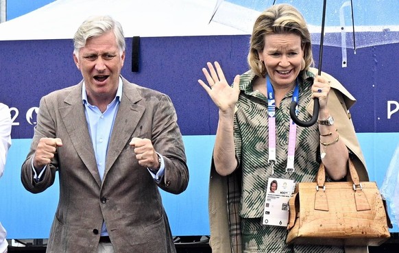 King Philippe - Filip of Belgium and Queen Mathilde of Belgium cheer and support the Belgians competing at the men s time trial event at the Paris 2024 Olympic Games, Olympische Spiele, Olympia, OS on ...