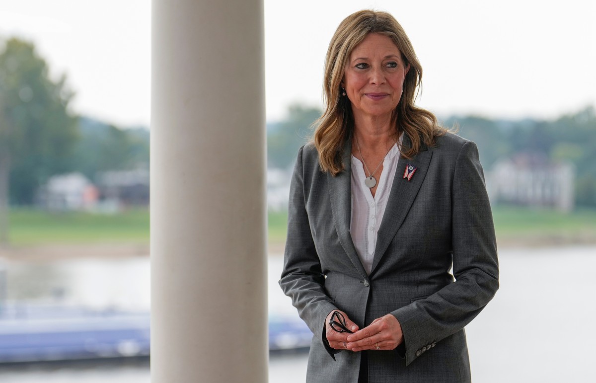 Democratic gubernatorial candidate Dr. Amy Acton, participates in a campaign event along the Ohio River, seen behind, in Marietta, Ohio, Thursday, Sept. 17, 2026. (AP Photo/Carolyn Kaster)
Amy Acton