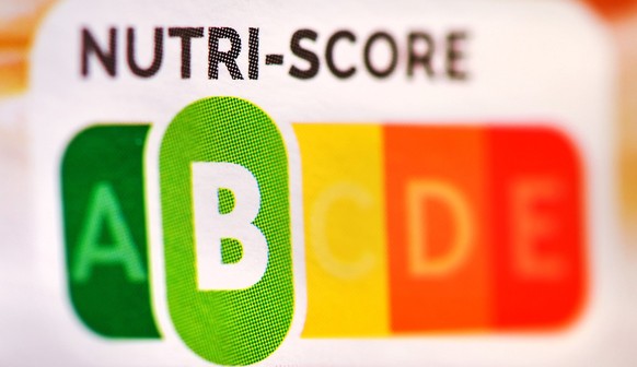 ARCHIV - 26.09.2019, Brandenburg, Sieversdorf: Der sogenannte �Nutri-Score�, eine farbliche N�hrwertkennzeichnung, auf einem Fertigprodukt. Beim Lebensmittel-Logo Nutri-Score als Hilfe zum Kauf ges�nd ...