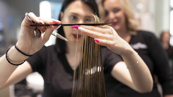 ZUR BERUFSAUSBILDUNG DER COIFFEUSE STELLEN WIR IHNEN FOLGENDES NEUES BILDMATERIAL ZUR VERFUEGUNG --- Hairdresser apprentices of the hairstyling company Coiffina cut and style hair under the supervisio ...