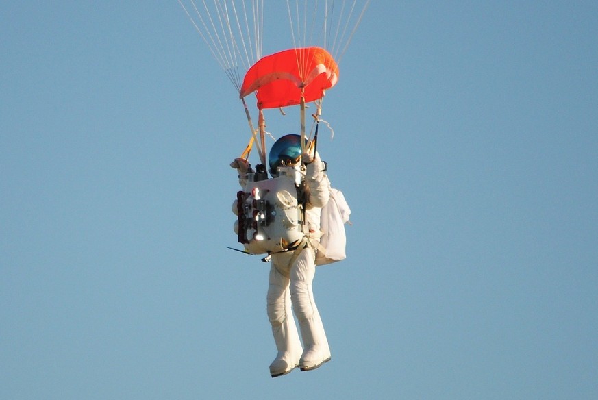 Google-Manager Alan Eustace kehrt nach seinem Rekordsprung aus 41'000 Metern Höhe mit dem Fallschirm auf den sicheren Boden zurück.