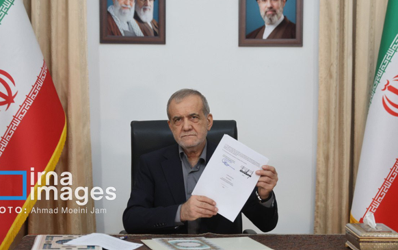 Der iranische Präsident Massud Peseschkian mit einer unterzeichneten Papierversion des Abkommens.