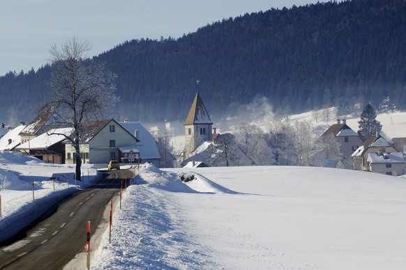 Une vue enneigee de la valle et du village de la Brevine, dans le canton de Neuchatel, ce mercredi 11 janvier 2006. Depuis le 30 decembre dernier, cette vallee connait des temperatures tres basses et  ...