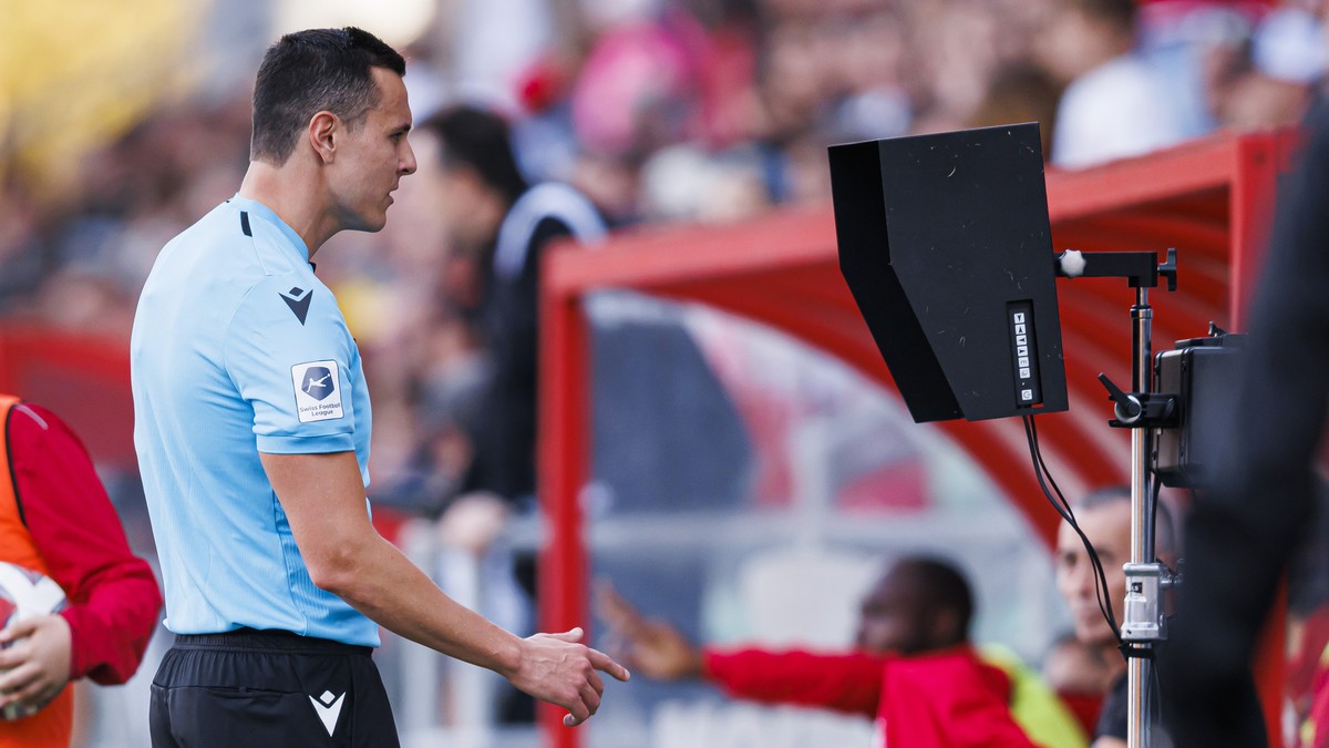 L'arbitre de la partie, Alessandro Dudic, regarde un ecran de la VAR lors de la rencontre du championnat de football de Super League entre le FC Sion et le FC Zurich le dimanche 30 octobre 2022 a ...