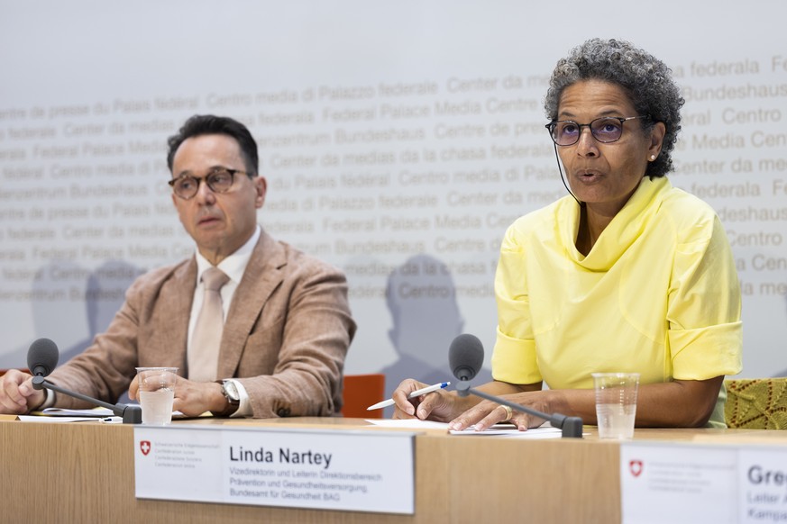 Linda Nartey, Vizedirektorin BAG, rechts, spricht neben Claus Bolte, Leiter Bereich Zulassung und stv. Direktor Swissmedic, waehrend einer Medienkonferenz des Bundesamts fuer Gesundheit BAG und der Ei ...